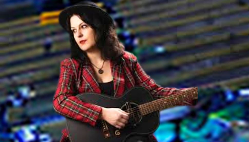 Um Streaming de Músicas Bane Cantora por Opiniões “Transfóbicas”